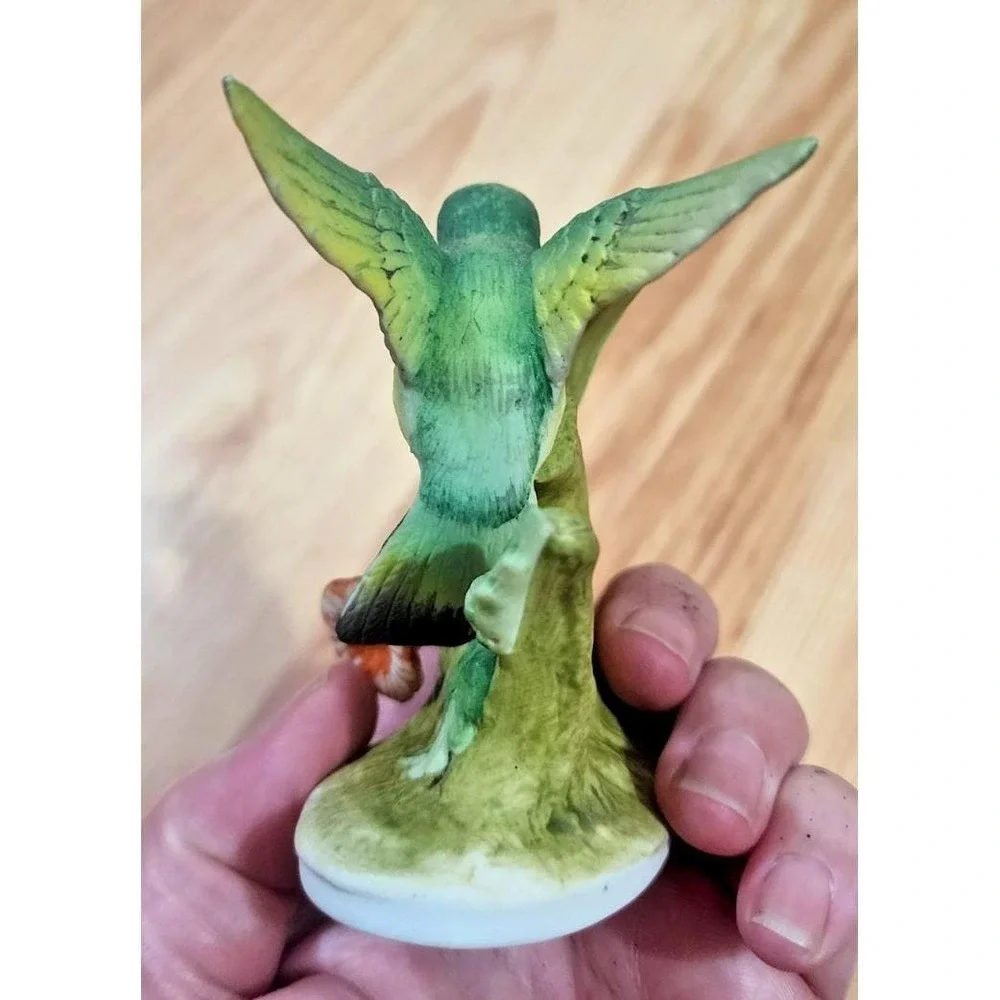 Lefton sweet little Hummingbird drinking nectarine from a flower figurine